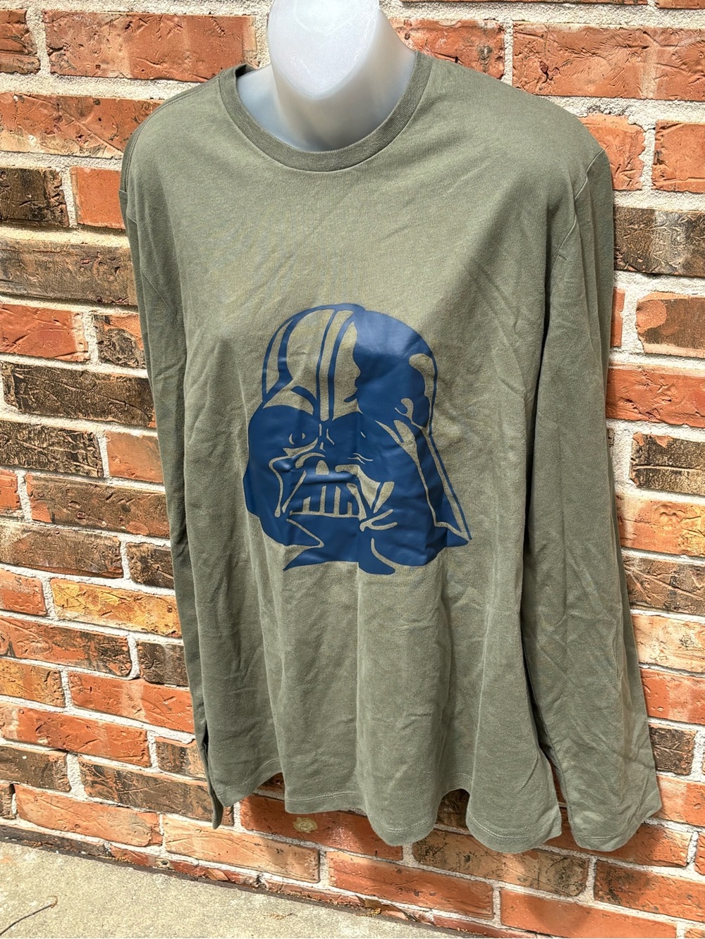 Darth Vader Long Sleeve T. 100% Cotton Amazon Essentials . Size Large.